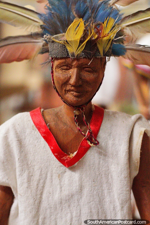 Machetero de San Borja, natural com mantos brancos e cobertura para a cabeça empenada, Museu de Kenneth Lee, Trinidad. (480x720px). Bolívia, América do Sul.
