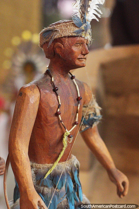 Los Siriono, bailarina con falda de plumas y collar, Museo Kenneth Lee, Trinidad. (480x720px). Bolivia, Sudamerica.