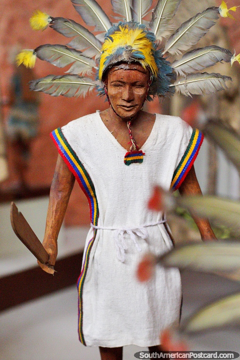 Machetero de San Lorenzo, una cabeza de plumas extendida y un cuchillo, el Museo Kenneth Lee en Trinidad. (480x720px). Bolivia, Sudamerica.