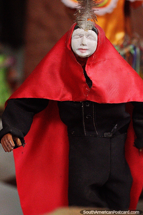 Judas Iscariote, bailarn religioso especial para Semana Santa, una figura con mscara y capa roja, Museo Kenneth Lee, Trinidad. (480x720px). Bolivia, Sudamerica.