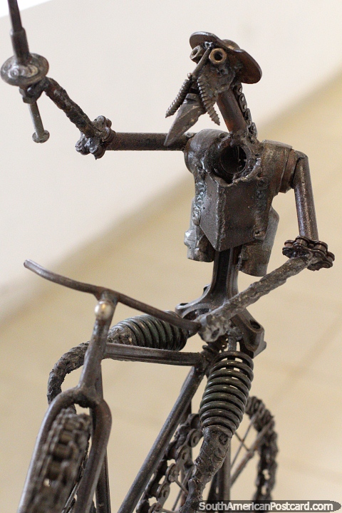 Escultura feita de nozes, pinos e metal de sucata em Museu de Melchor Pinto Parada em Santa Cruz. (480x720px). Bolívia, América do Sul.