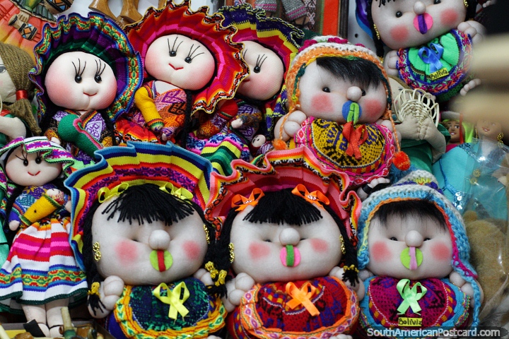 A grande famlia de bonecas coloridas vestiu-se na roupa multicor, para a venda em Santa Cruz. (720x480px). Bolvia, Amrica do Sul.