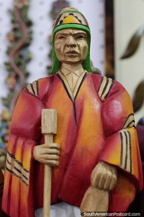 Um chefe inca com mantos vermelhos e chapu especial, escultura de madeira na passarela de pedestres de ofcios em Santa Cruz. (480x720px). Bolvia, Amrica do Sul.