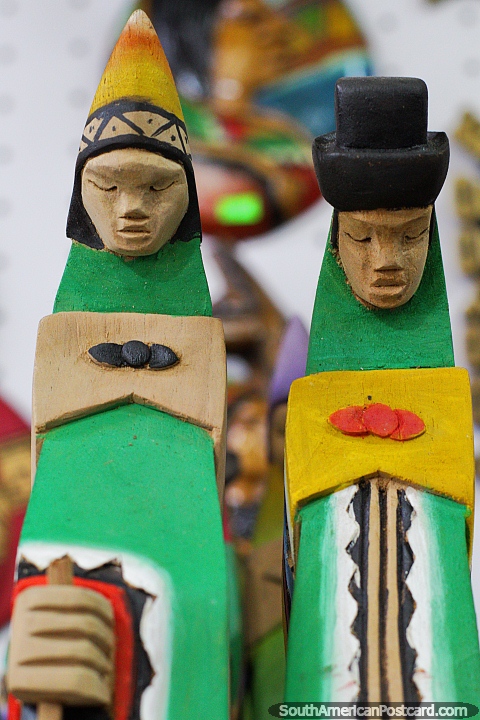 Pareja de fantsticas figuras de madera vestidas de verde, artesanas esculpidas para la venta en Santa Cruz. (480x720px). Bolivia, Sudamerica.