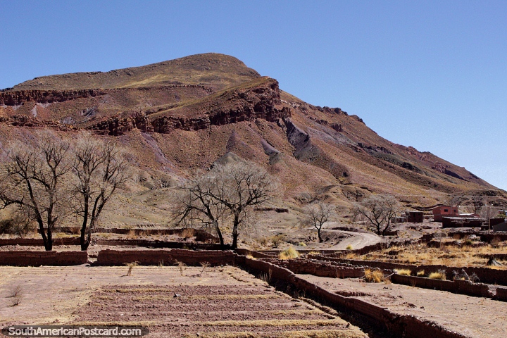 Una comunidad construida alrededor de las montaas rocosas en Tica Tica en el viaje entre Potos y Uyuni. (720x480px). Bolivia, Sudamerica.