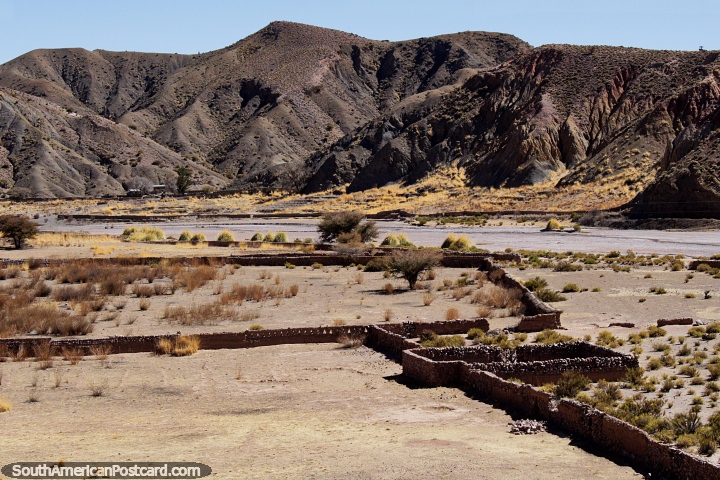 Limites e cercas feitas de rochas, um rio e montanhas em volta de Tica Tica, entre Potosi e Uyuni. (720x480px). Bolvia, Amrica do Sul.