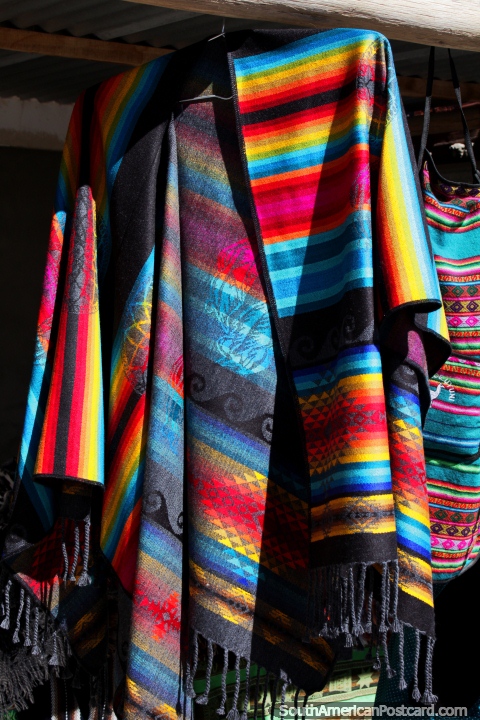 Roupa tradicional com um arco-ïris de cores brilhantes, para venda em Colchani, uma aldeia em Uyuni. (480x720px). Bolívia, América do Sul.