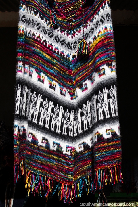 Chal de lana para mujer, hecho con gran habilidad en hermosos colores, el pueblo de Colchani en Uyuni. (480x720px). Bolivia, Sudamerica.