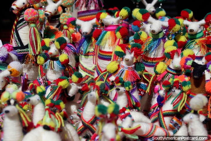 Llamas con pompones de colores, recuerdos en Colchani, la primera parada en el tour de las salinas en Uyuni. (720x480px). Bolivia, Sudamerica.