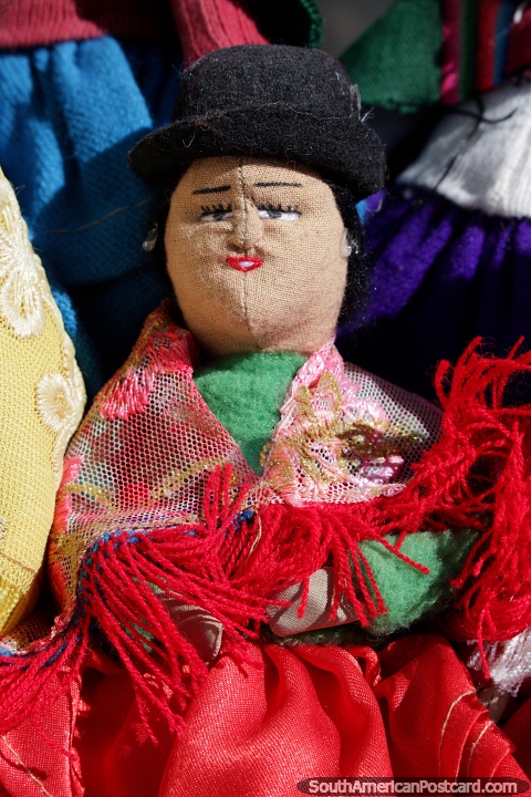 Senhora de chapéu boneca, um chapéu preto e um xale vermelho, lembranças da Bolïvia em Colchani, Uyuni. (480x720px). Bolívia, América do Sul.