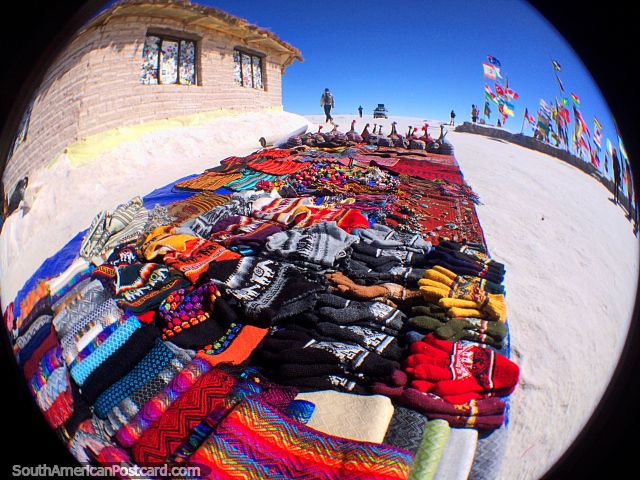 Roupa quente, lenços, chapéus lanosos e mitenes, precisa da roupa como isto para a viagem de apartamentos de sal em Uyuni. (640x480px). Bolívia, América do Sul.