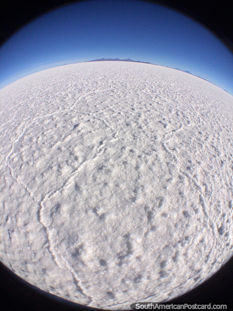 Una vasta llanura de sal crujiente hasta donde alcanza la vista, las salinas más grandes del mundo están en Uyuni. (480x640px). Bolivia, Sudamerica.