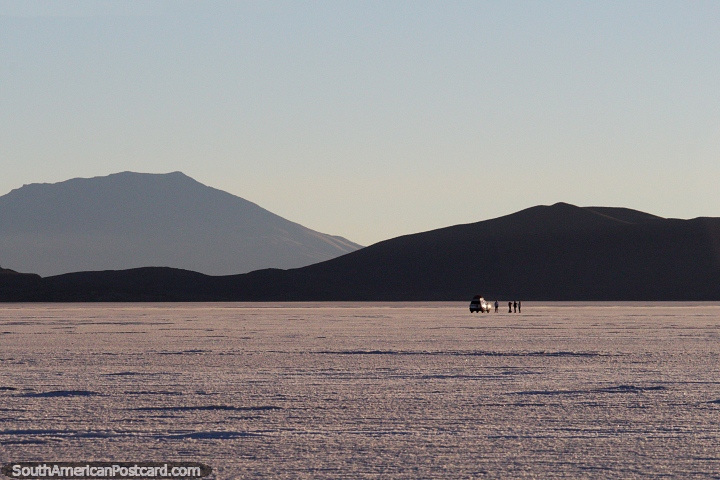 Hermosa luz a través de las salinas de Uyuni al final del día 1 de la excursión de 3 días. (720x480px). Bolivia, Sudamerica.