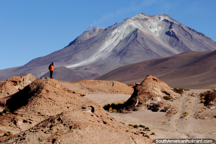 O terreno que parece a lua em baixo do grande Vulcão Ollague nos apartamentos de sal de Uyuni. (720x480px). Bolívia, América do Sul.