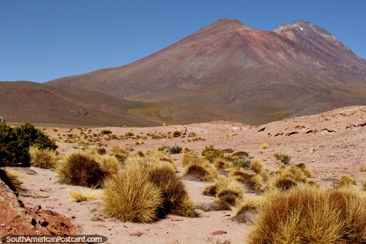 Uma montanha e a paisagem de muitas cores, seque e coberto de crosta, o deserto assombroso em Uyuni. (720x480px). Bolvia, Amrica do Sul.