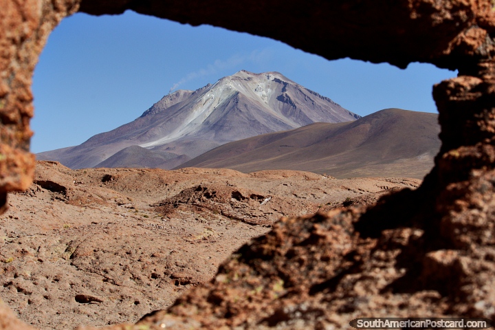 Vapor en el lado izquierdo del Volcn Ollage, uno de los volcanes activos en las salinas de Uyuni. (720x480px). Bolivia, Sudamerica.