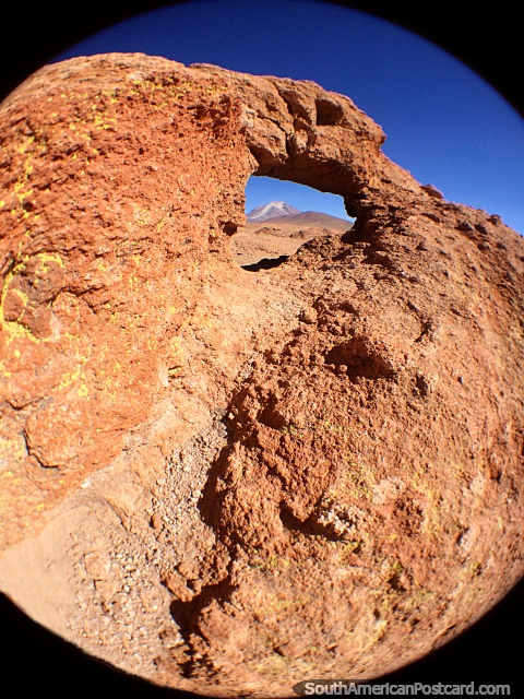 Un volcn distante, una foto con una lente de ojo de pez a travs de un marco de roca, increble, desierto de Uyuni. (480x640px). Bolivia, Sudamerica.