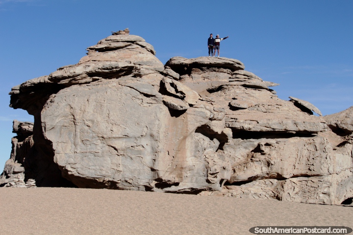 Enormes formaes de rocha no deserto, pode subir se voc gostar, Uyuni. (720x480px). Bolvia, Amrica do Sul.