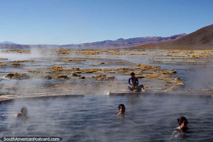 Piscina termal caliente, disfrute de un baño en la mañana fría a 5000m el día 3 de la excursión de 3 días por el desierto de Uyuni. (720x480px). Bolivia, Sudamerica.