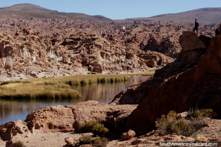 Rockscape da lua, tanto detalhe, Lagoa Preta no centro no deserto de Uyuni. (720x480px). Bolvia, Amrica do Sul.