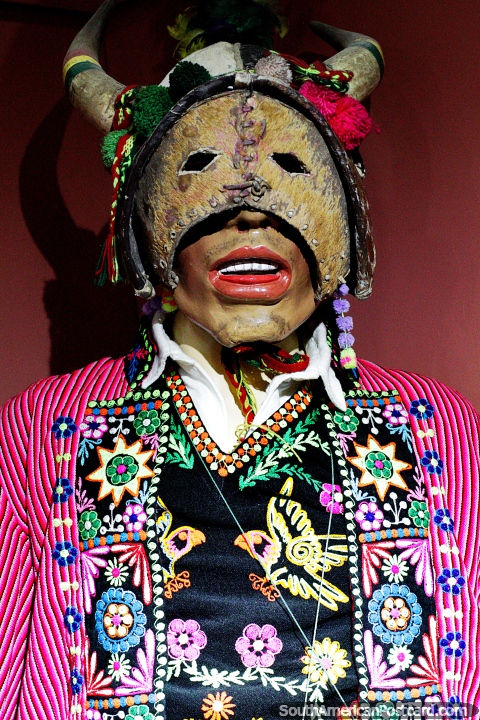 Máscara com chifres e traje das pessoas de Tinku no Museu Antropológico Nacional em Oruro. (480x720px). Bolívia, América do Sul.