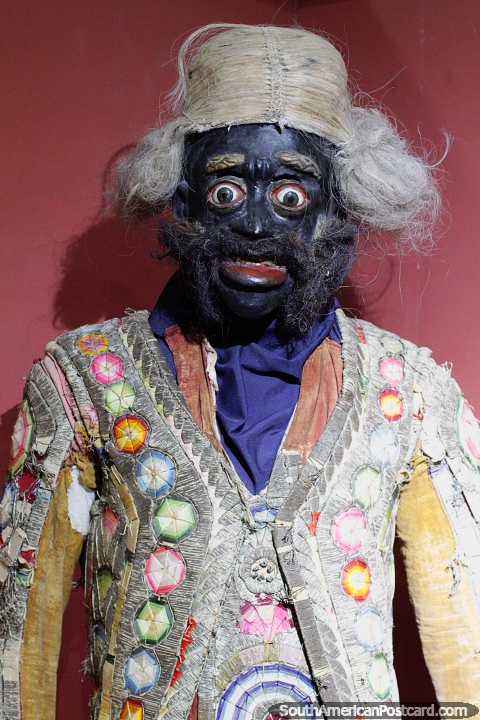 Terno de Moreno, do fim do 19o sculo, um traje antigo em monitor no Museu Antropolgico em Oruro. (480x720px). Bolvia, Amrica do Sul.