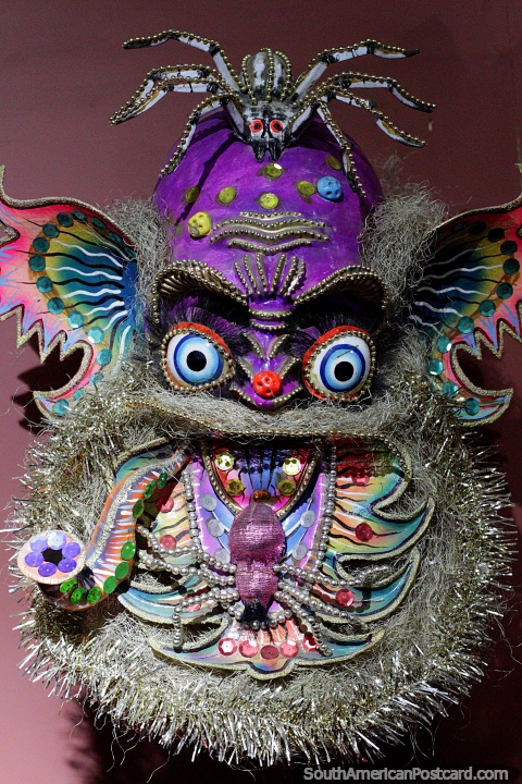 Monstro purpúreo barbudo com aranhas na sua cabeça e queixo, máscara de Moreno desde 1970 no Museu Antropológico em Oruro. (480x720px). Bolívia, América do Sul.