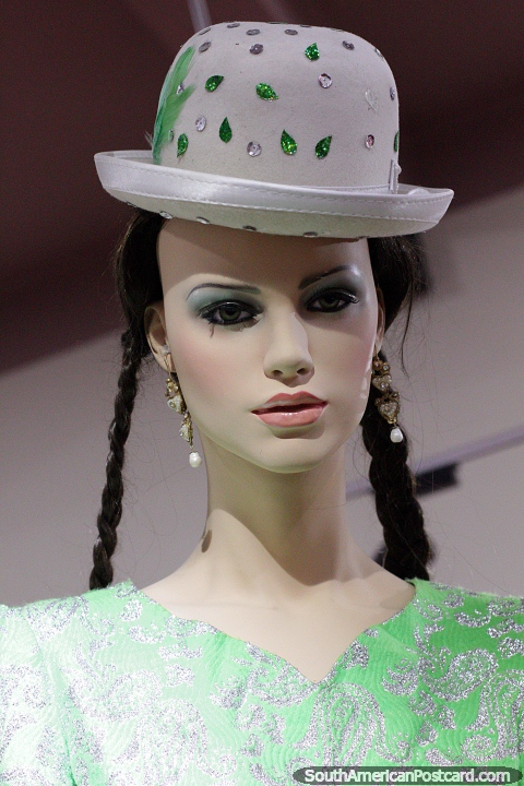 Traje de Lucieron, un traje verde usado en la dcada de 1970 por mujeres, una exhibicin en el Museo Antropolgico de Oruro. (480x720px). Bolivia, Sudamerica.