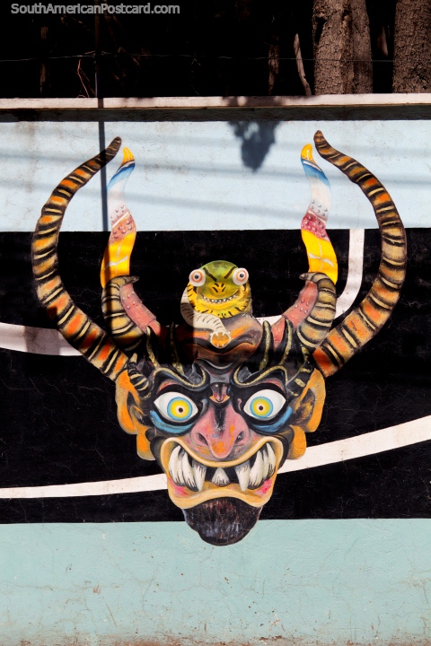 Mscara de carnaval con varios pares de cuernos y una criatura descarada en su cabeza, arte callejero en Oruro. (480x720px). Bolivia, Sudamerica.