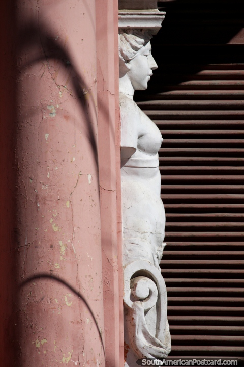 A estátua branca nua incorpora-se na fachada de uma entrada de loja no centro de Oruro. (480x720px). Bolívia, América do Sul.