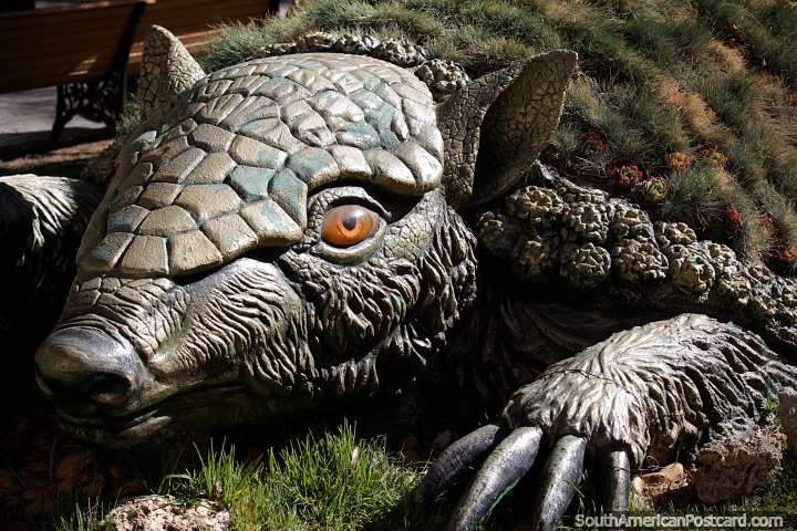 Una criatura aterradora pero linda con garras afiladas, cubierta de hierba en los jardines de la plaza principal de Oruro. (720x480px). Bolivia, Sudamerica.