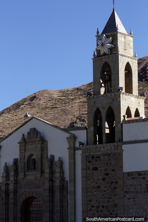 Santurio de Socavon construdo em 1781, Virgem de Mineshaft, patrono dos mineiros, torre e entrada de pedra, Oruro. (480x720px). Bolvia, Amrica do Sul.