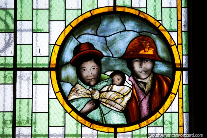 Um mineiro, sua esposa e criana, uma bela janela de vidro manchada em Santurio Socavon em Oruro. (720x480px). Bolvia, Amrica do Sul.