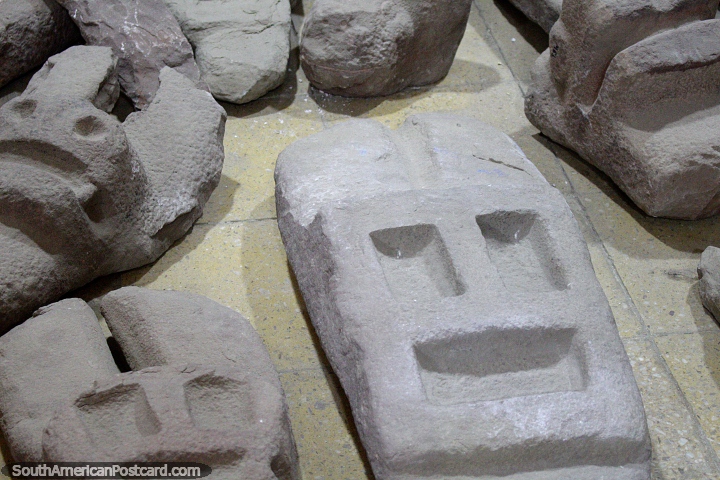 Caras esculpidas en pedazos de roca en el Museo Sacro en Oruro, un museo de arte sacro, folklore y arqueologa. (720x480px). Bolivia, Sudamerica.