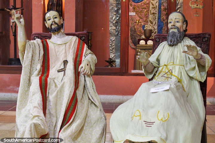O pai Eterno a direita, 2 figuras religiosos sentam-se em cadeiras no Museu Sacro em Oruro. (720x480px). Bolívia, América do Sul.