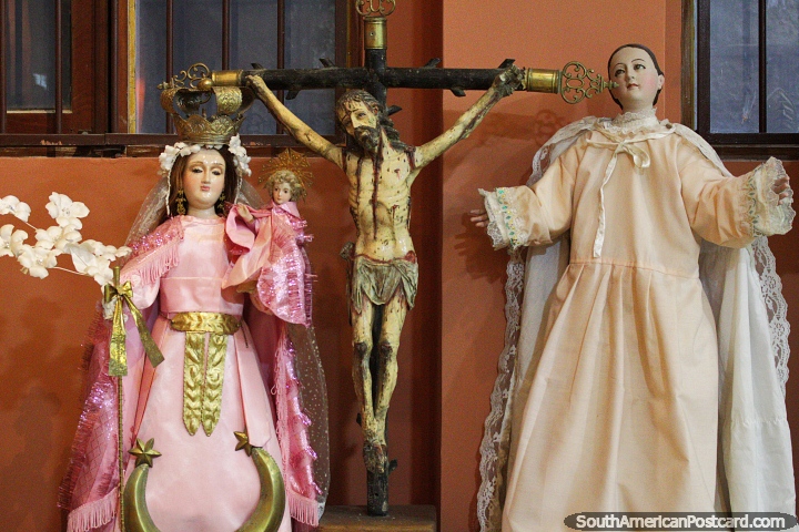 Jesus na cruz e 2 mulheres, aquela no rosa mantm uma criana, figuras religiosas no Museu Sacro em Oruro. (720x480px). Bolvia, Amrica do Sul.