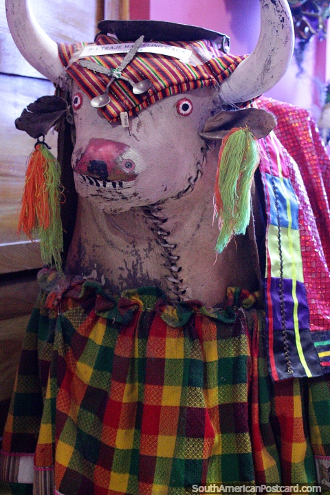 Traje de vaca sagrado ainda usado hoje em carnavais e festivais na Bolvia, em monitor em Museu Sacro em Oruro. (480x720px). Bolvia, Amrica do Sul.