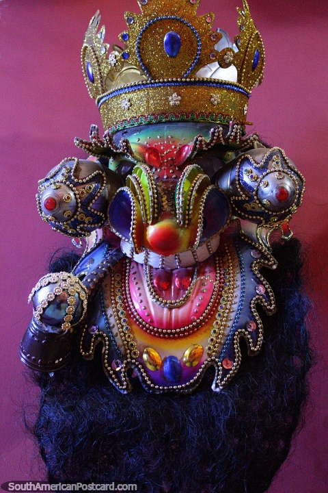 Mscara de Morenada Varon, lleva una corona, tiene barba azul y ojos grandes, Museo Sacro, Oruro. (480x720px). Bolivia, Sudamerica.