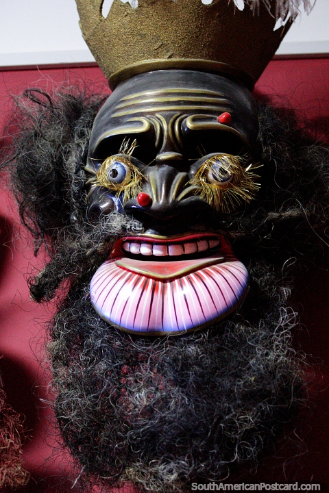 El rey barbudo tiene una gran lengua, máscaras antiguas utilizadas en carnavales en exhibición en el Museo Sacro en Oruro. (480x720px). Bolivia, Sudamerica.