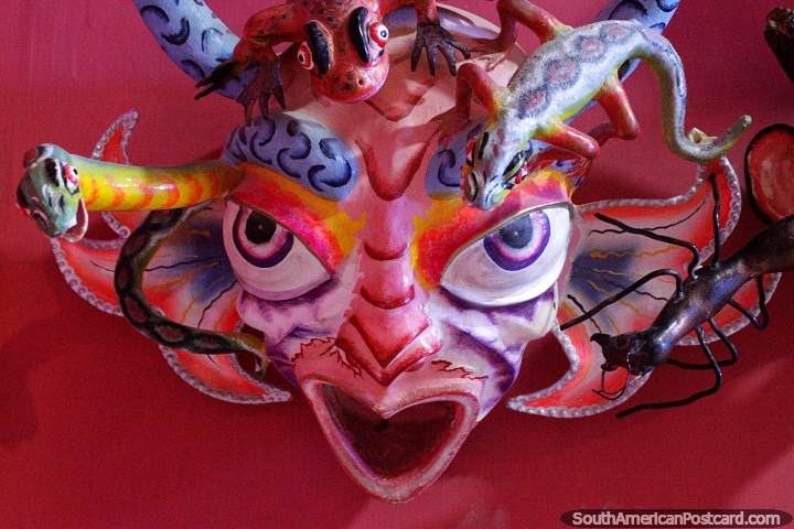 Máscara utilizada para la danza del diablo, tiene una rana roja en la cabeza, un lagarto y una serpiente también, Museo Sacro, Oruro. (720x480px). Bolivia, Sudamerica.
