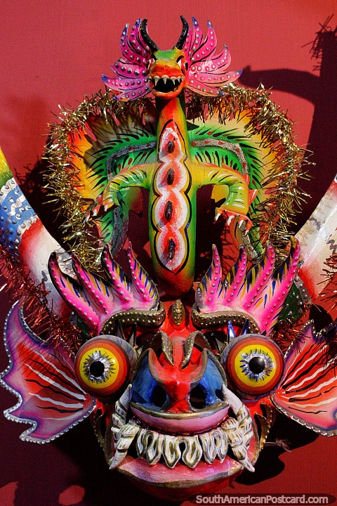 Máscara muy colorida con un dragón, muy aterradora, ¿respira fuego? Museo Sacro en Oruro. (480x720px). Bolivia, Sudamerica.