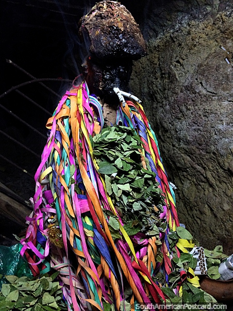 El To, tiene muchas hojas de coca para mantenerlo alerta mientras vigila la mina y la mantiene a salvo, Oruro. (480x640px). Bolivia, Sudamerica.