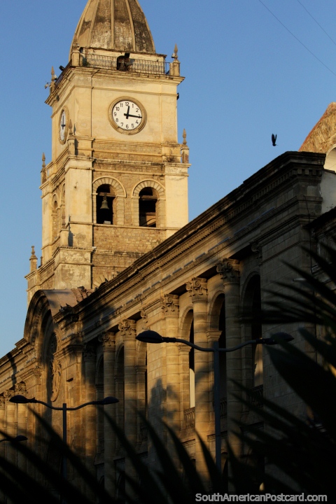 Catedral en la Plaza 14 de Septiembre en Cochabamba, reloj y campanario a ltima hora del sol. (480x720px). Bolivia, Sudamerica.