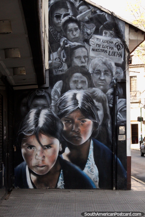 Mural que muestra la lucha de las mujeres, parte de un proyecto para pintar las calles de Cochabamba. (480x720px). Bolivia, Sudamerica.