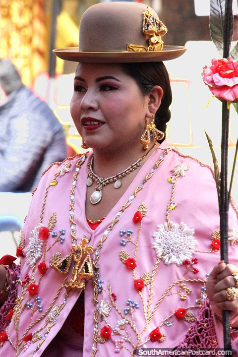 Uma senhora de chapu finamente vestida em rosa e com um chapu e flor, El Gran Poder, pompa em La Paz. (480x720px). Bolvia, Amrica do Sul.