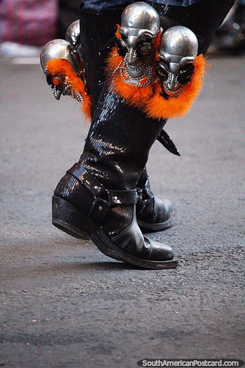 Impresionantes botas negras con plumas naranjas y cabezas de metal, desfile de El Gran Poder, La Paz. (480x720px). Bolivia, Sudamerica.
