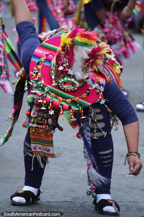 Increble sombrero tecnicolor, una bailarina se baja en el desfile de El Gran Poder en La Paz. (480x720px). Bolivia, Sudamerica.