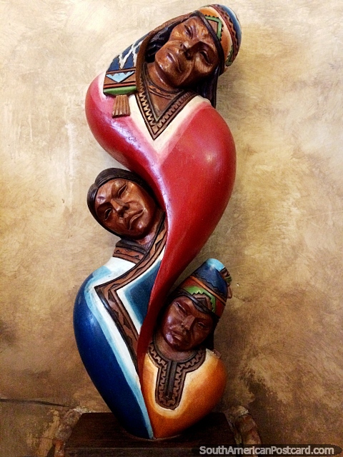 3 caras indgenas esculpidas em madeira, uma parte de arte em monitor em La Paz. (480x640px). Bolvia, Amrica do Sul.