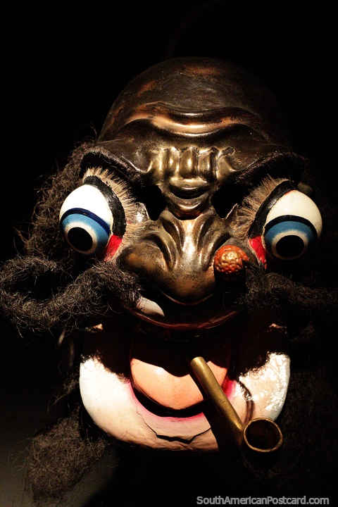Caporal, con ojos grandes y una pipa, mscara de yeso de la regin de La Paz, museo Musef, La Paz. (480x720px). Bolivia, Sudamerica.
