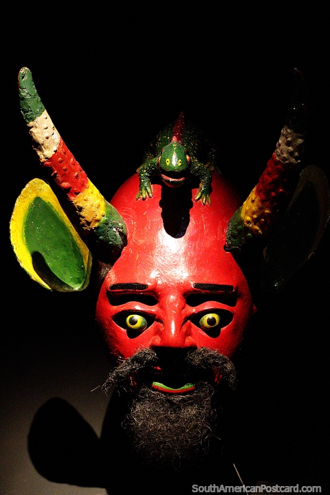 Maligno o demonic, mscara roja con cuernos y orejas grandes, la danza Diablada, museo Musef, La Paz. (480x720px). Bolivia, Sudamerica.